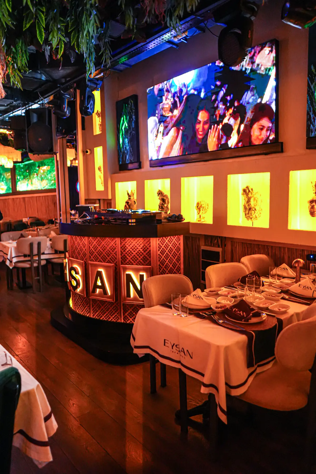 Eysan İstanbul DJ pod ve sahne